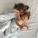 Alizée Williot Instagram - Thi-Waï a fait ses nuits vers 1 an Soa-Li 2 mois 😅 ok les enfants sont tous différents mais je n’ai surtout pas reproduit les mêmes erreurs avec Li-Li. Car dieu sait à quel point le manque de sommeil est une véritable torture 🙏🏼 en tout cas pour ma part tout est tellement plus facile avec la 2ème, c’est pareil pour vous ?