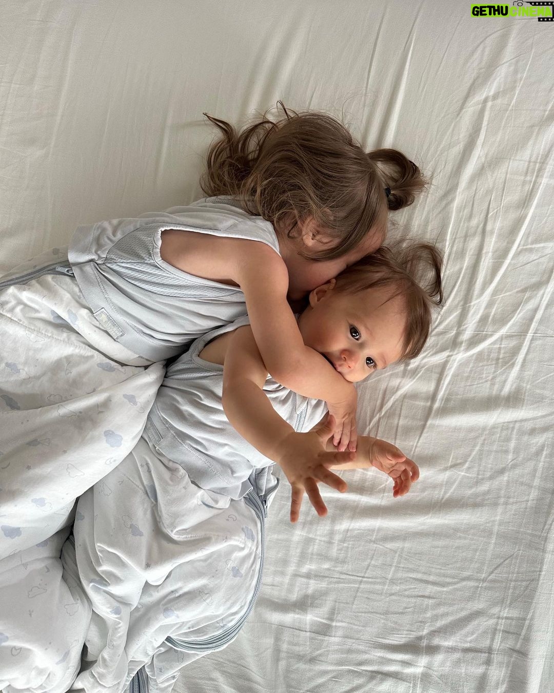 Alizée Williot Instagram - Thi-Waï a fait ses nuits vers 1 an Soa-Li 2 mois 😅 ok les enfants sont tous différents mais je n’ai surtout pas reproduit les mêmes erreurs avec Li-Li. Car dieu sait à quel point le manque de sommeil est une véritable torture 🙏🏼 en tout cas pour ma part tout est tellement plus facile avec la 2ème, c’est pareil pour vous ?