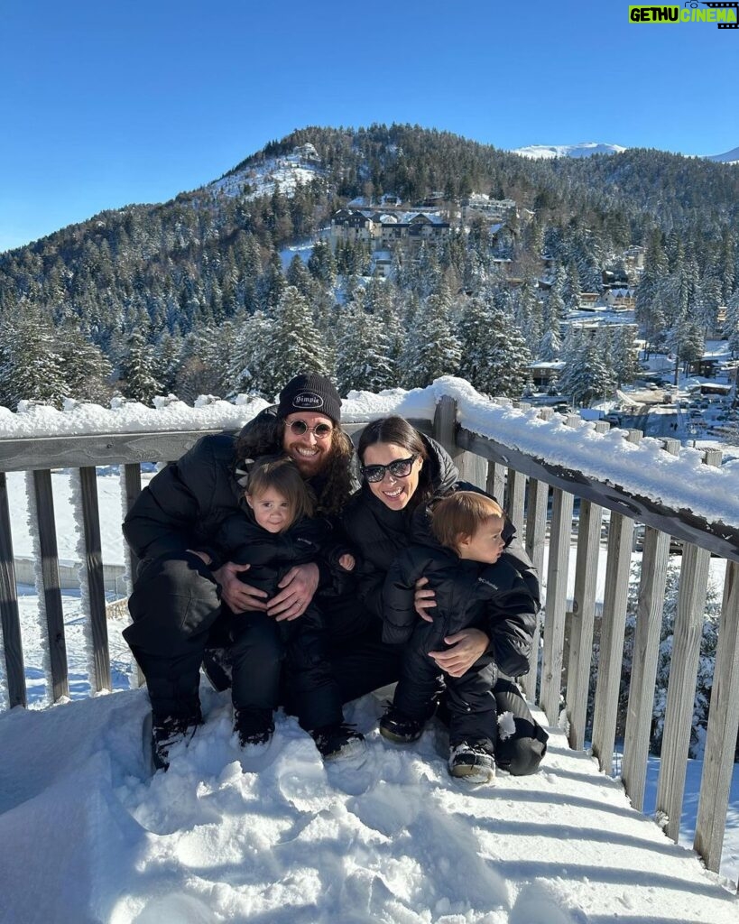 Alizée Williot Instagram - Nos premières vacances au ski en famille 🤍 Je n’ai pas réussi à choisir du coup j’ai mis les 2 😁 vous préférez quelle photo vous, la 1ère ou la 2ème ? Massif central
