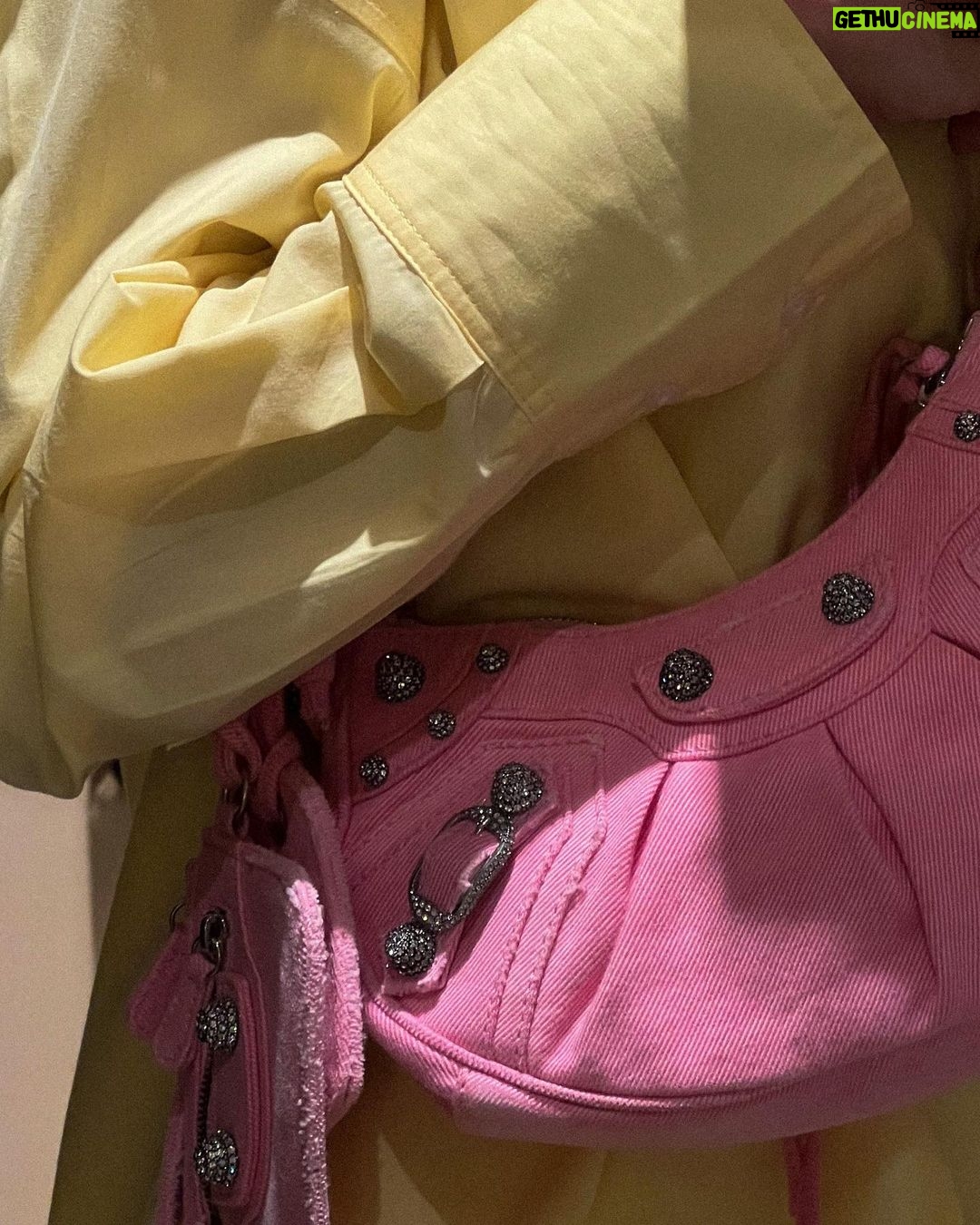 Alizeh Agnihotri Instagram - only girls will understand the last photograph