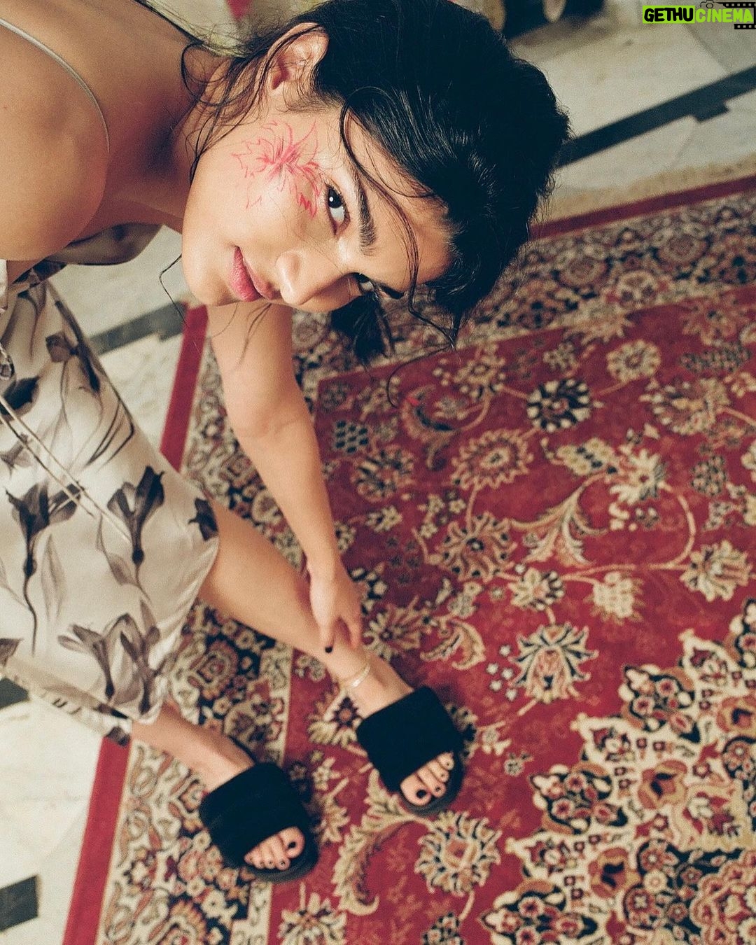 Alizeh Agnihotri Instagram - reflecting 🪩