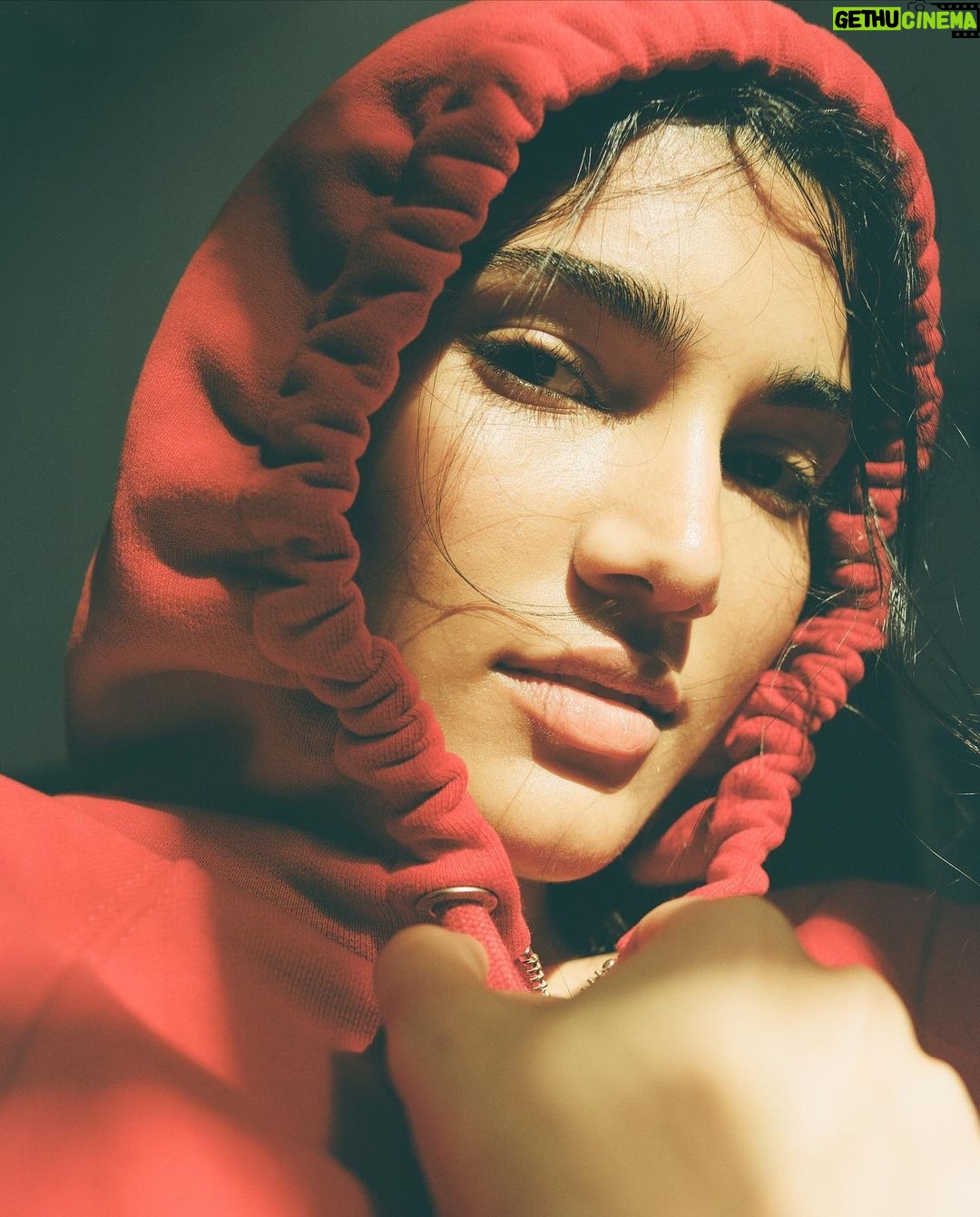 Alizeh Agnihotri Instagram - feeling red 🥀