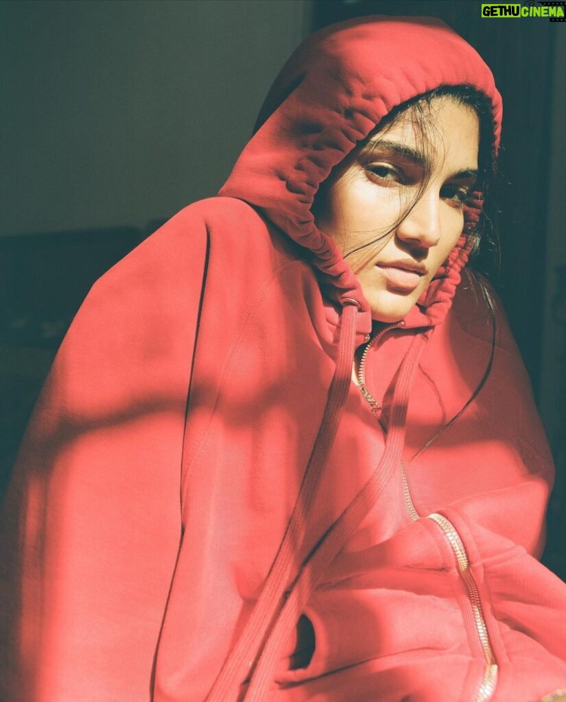 Alizeh Agnihotri Instagram - feeling red 🥀