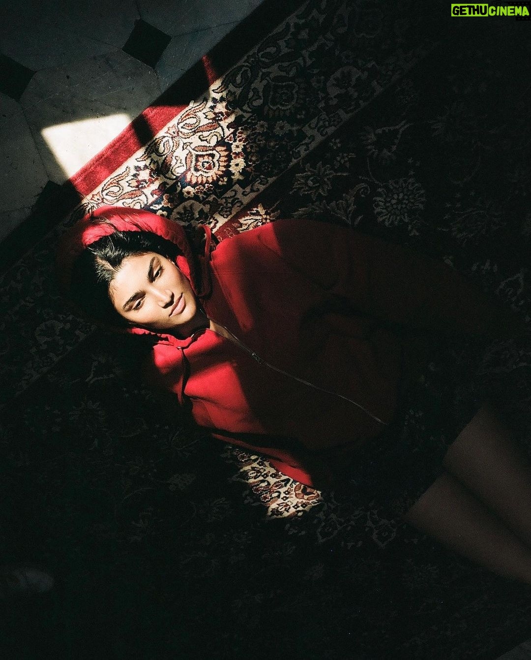 Alizeh Agnihotri Instagram - feeling red 🥀