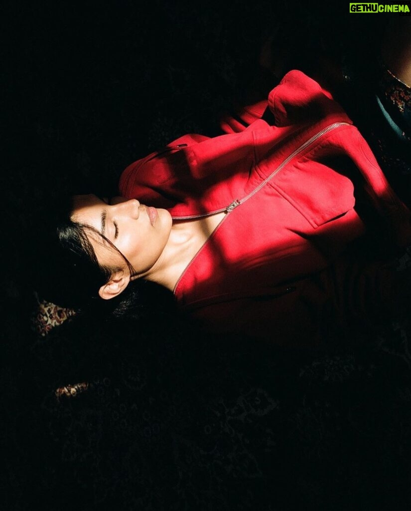 Alizeh Agnihotri Instagram - feeling red 🥀