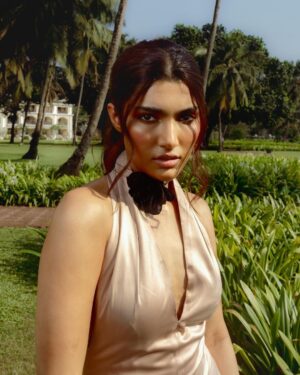 Alizeh Agnihotri Instagram - feels like prom 💐