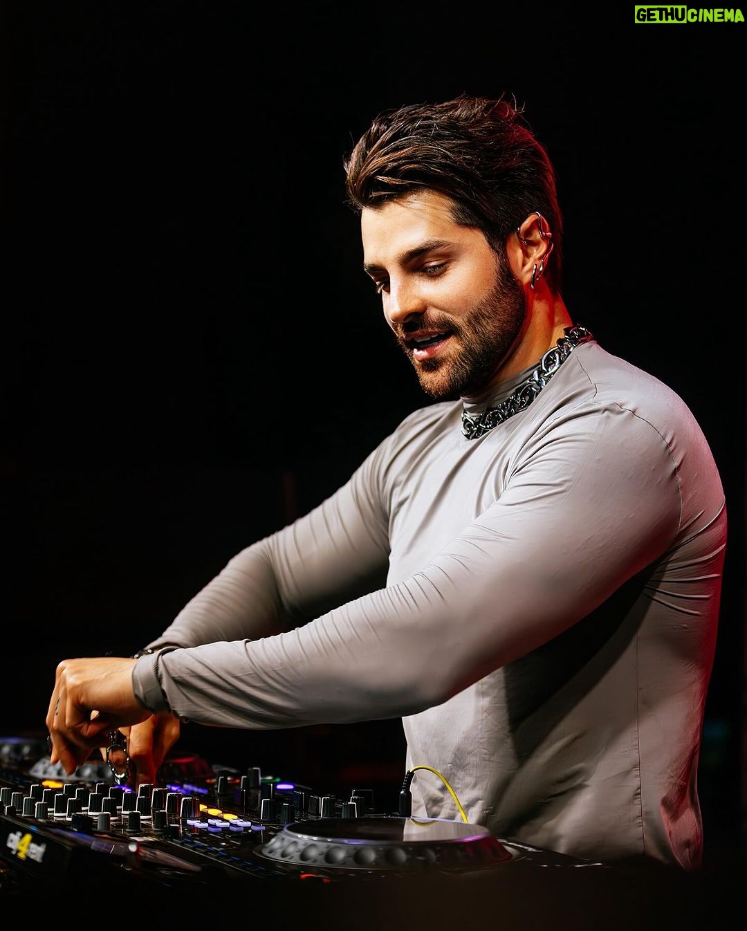 Alok Instagram - Gavião Peixoto 🧡🙏 Próximos shows / Next shows Dec 28 - Florianópolis, SC - @p12jurere 🇧🇷 Dec 28 - Florianópolis, SC - @poshcluboficial 🇧🇷 Dec 29 - Salvador, BA - @viradasalvador 🇧🇷 Dec 30 - Guriri, ES - @paradorinternacionalguriri 🇧🇷 Dec 30 - Guarapari, ES - @p12guaraparioficial 🇧🇷 Dec 31 - Fortaleza, CE - @reveillonmarinapark 🇧🇷 Dec 31 - Réveillon Prefeitura - Fortaleza, CE 🇧🇷 Jan 2 - Pratigi, BA - @universoparalello 🇧🇷 Jan 6 - Cabedelo, PB - @festverao_pb 🇧🇷 Jan 14 - Aspen, CO - @thesnowlodgeaspen 🇺🇸 Jan 20 - Denver, CO - @temple_denver 🇺🇸 Jan 25 - Las Vegas, NV (USA) - @hakkasannightclub 🇺🇸 Jan 27 - Alok presents: Something/Else - Tulum, QRO - @zamna.music 🇲🇽