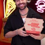 Alok Instagram - A minha pizza tá pronta aqui no The Town! É só chegar junto pertinho do palco The One pra pedir a sua. Se você não vai conseguir vir, não esquece de pedir lá no app do iFood. Boraaaa 😎 #iFoodNoTheTown #PedeiFoodJá