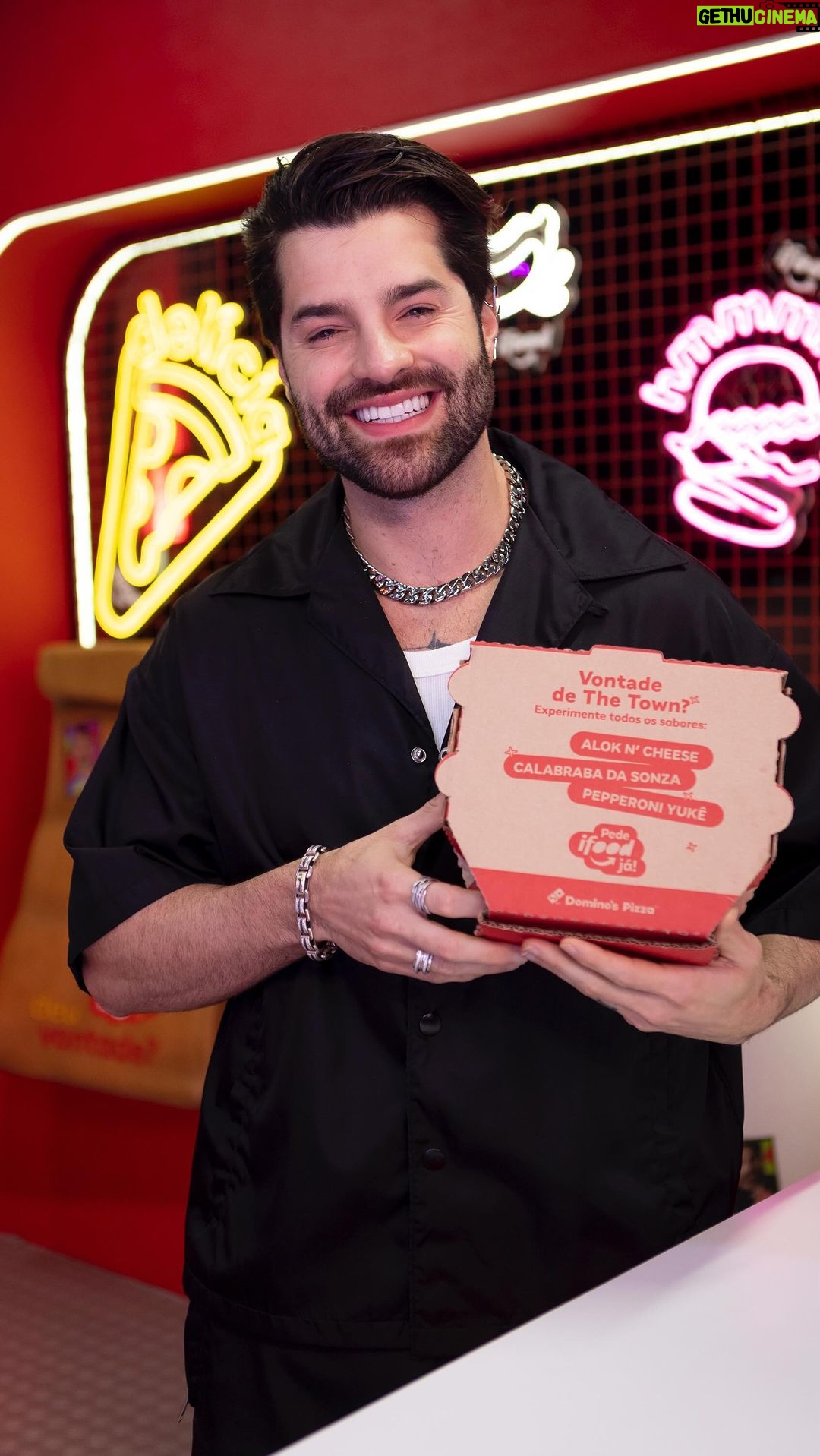 Alok Instagram - A minha pizza tá pronta aqui no The Town! É só chegar junto pertinho do palco The One pra pedir a sua. Se você não vai conseguir vir, não esquece de pedir lá no app do iFood. Boraaaa 😎 #iFoodNoTheTown #PedeiFoodJá