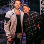 Alok Instagram – Seu coração é tão grande que me sinto pequeno ao seu lado. Sua humildade me inspira! Obrigado por ser esse cara tão incrível! Conta comigo para o que precisar irmão!  @joaogomescantor ❤️

1 – foto tirada esse ano na festa do Tomate 
2 – início de 2022: época que estava bem magro devido as crises de labirintite