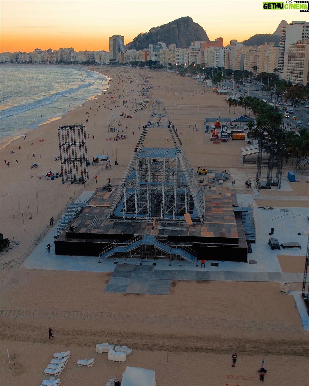 Alok Instagram - Loading… 26/08… Rio de Janeiro… The pyramid is rising. My biggest show ever is about to take place open to public in the sands of Copacabana with the celebrarion of the century of @belmondcopacabanapalace FALTAM 7 DIAS! Vamos celebrar juntos na praia de Copacabana no próximo Sábado. Início do show às 20h e término às 22h! Evento gratuito. ❕Transmissão ao vivo pelo Multishow e Globoplay, e melhores momentos na Globo (aberta) após o Jungle Fight! Idealizado e produzido pela SRCOM, o Show do Século é apresentado pela GWM Brasil e conta com o patrocínio de Ágora Investimentos, Diamond Cars e Secretaria de Cultura e Economia Criativa do Estado do Rio de Janeiro, através da Lei Estadual de Incentivo à Cultura. Apoio institucional de Copacabana Palace A Belmond Hotel, RioTur, Prefeitura do Rio, TurisRio e Secretaria de Estado de Turismo do Rio de Janeiro. A 2W Ecobank é a parceira de sustentabilidade e as rádios oficiais do evento são Mix Rio FM e Rádio Globo 98,1 FM. 📷 @victoraune Praia de Copacabana - Rio de Janeiro