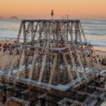 Alok Instagram - DIA 26 DE AGOSTO, GRATUITAMENTE, EM COPACABANA! Uma pirâmide gigante de quase 30 metros de altura e centenas de painéis de LED interagindo com lasers e luzes como você nunca viu! Ainda teremos um show de drones, uma bateria com 120 integrantes das 12 escolas de samba do grupo especial e um encerramento emocionante com a queima de fogos! Queria contar tudo, mas não posso. 😄 Espero vocês no dia 26 de agosto, às 20 horas no SHOW DO SÉCULO em Copacabana, no Rio de Janeiro! EVENTO GRATUITO. #100anosdocopa E quem não puder ir, poderá acompanhar ao vivo pelo @multishow e @globoplay! A massive pyramid nearly 30 meters tall and hundreds of LED panels interacting with lasers and lights like you've never seen before! We'll also have a drone show, samba, and a heartwarming finale with fireworks. I'd love to tell you all the details, but I can't. So, see you on August 26th at the SHOW OF THE CENTURY on Copacabana Beach, in Rio de Janeiro, Brazil. 📸: @alissondmphoto 🎥: @jao.storch Idealizado e produzido pela SRCOM, o Show do Século é apresentado pela GWM Brasil com o patrocínio de Ágora Investimentos, Diamond Cars e Vivo. Apoio institucional de Copacabana Palace, A Belmond Hotel, RioTur, Prefeitura do Rio, TurisRio e Secretaria de Estado de Turismo do Rio de Janeiro. A 2W Ecobank é a parceira de sustentabilidade e as rádios oficiais do evento são Mix Rio FM e Rádio Globo 98,1 FM. Transmissão oficial: TV Globo, Multishow e Globoplay Copacabana Beach, Rio De Janeiro