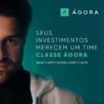 Alok Instagram - Para chegar mais longe, conto sempre com os melhores do meu lado. Enquanto invisto na minha carreira, o time Classe Ágora cuida dos meus investimentos financeiros. Com a Ágora, eu tenho uma assessoria personalizada que apresenta os investimentos que sintonizam com o meu perfil. E você pode ter também! Baixe o app da Ágora e comece a investir. #PraTodosVerem: Alok sai do camarim, junto de dois assessores, e caminha em um corredor. Mostra um close up do rosto de Alok e a chamada “Ágora e Alok”. Ele se apresenta em um show para uma multidão com a lanterna do celular ligada. A câmera passeia pela sua pickup, mostrando detalhes dos botões. Em formato de selfie, Alok segura a câmera e sorri. Ele, junto de um técnico, ajusta a mesa de som e luz para acender o palco. Alok conversa com a equipe. Ele aparece conversando por chamada de vídeo com uma assessora de finanças. Enquanto Alok conversa com a equipe no palco, aparece a tela de um celular com o app aberto mostrando os tipos de investimentos disponíveis e informações de mercado. Alok aparece de novo no palco fazendo um show. Finaliza com o logo da Ágora e a assinatura “a sua casa de investimentos”. #ÁgoraInvestimentos #ClasseÁgora #Alok