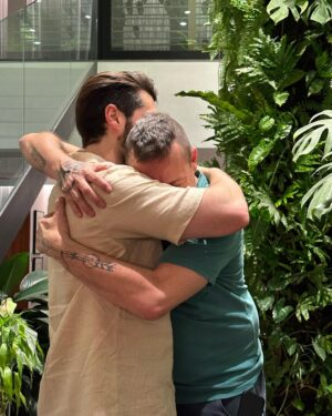 Alok Instagram - Que alívio poder te abraçar pai! 
What a relief to be able to hug you dad!