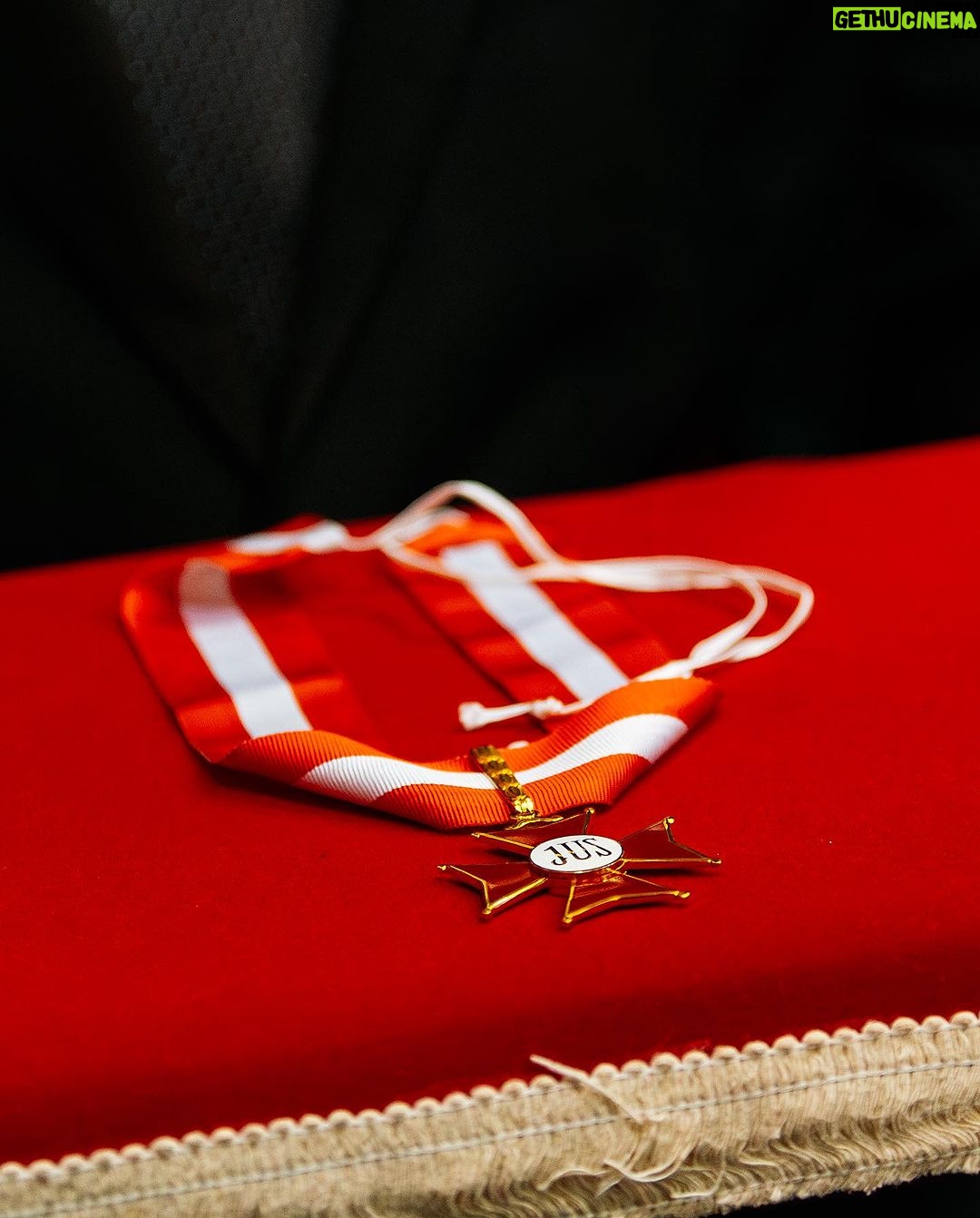 Alok Instagram - Honored to receive the Order of Labor Judiciary Merit for the Institute Alok's work. I accept it as a symbol of Alliance so that I always remember what’s my purpose in life. "Success" only makes sense if you promote change. I am because we are. Honrado em receber a comenda da Ordem do Mérito Judiciário do Trabalho pela atuação do @institutoalok . Aceito ela como um símbolo de aliança para que eu sempre lembre do meu propósito aqui. “Sucesso” só faz sentido se você promover mudança. “Eu sou porque somos” Brasilia-DF