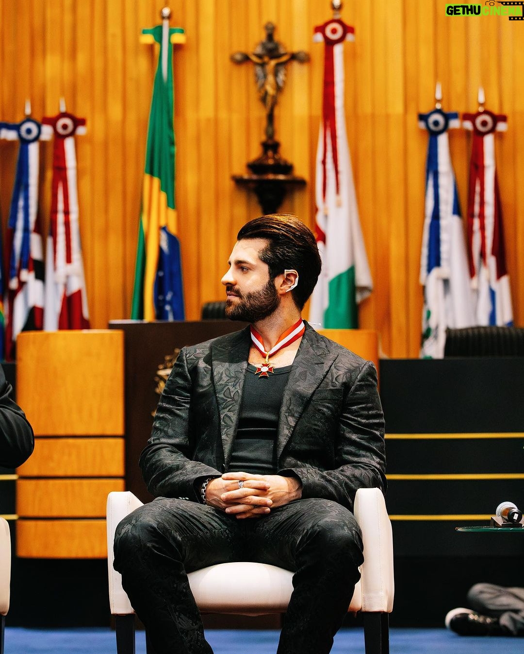 Alok Instagram - Honored to receive the Order of Labor Judiciary Merit for the Institute Alok's work. I accept it as a symbol of Alliance so that I always remember what’s my purpose in life. "Success" only makes sense if you promote change. I am because we are. Honrado em receber a comenda da Ordem do Mérito Judiciário do Trabalho pela atuação do @institutoalok . Aceito ela como um símbolo de aliança para que eu sempre lembre do meu propósito aqui. “Sucesso” só faz sentido se você promover mudança. “Eu sou porque somos” Brasilia-DF