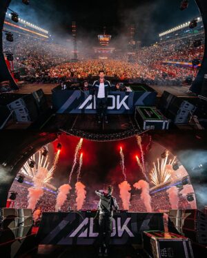 Alok Instagram - One last show before taking over Rio de Janeiro and Copacabana tonight 😎🔥

Barretos já tem meu coração tem muito tempo! 🫶🏼
Sobre o Hospital Do Amor de Barretos: ele é uma das referências no tratamento de câncer no Brasil e sobrevive principalmente de doações para atender gratuitamente mais de 500 mil pessoas por ano. É a maior rede de atendimento oncológico da América Latina. 
Saiba como doar também seguindo o @hospitaldeamor

Rio de Janeiro, nos vemos logo mais no “O Show do Século”!