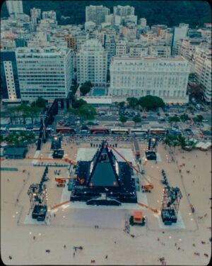 Alok Instagram - Você está convidado para o maior show da minha vida, e talvez da sua também. É amanhã.

You’re invited to the biggest show of my life, and probably of yours too. Tomorrow, 8PM, Copacabana - Rio de Janeiro.

Das 20h às 22h. Transmissão ao vivo @globoplay @multishow e melhores momentos na @tvglobo após o Jungle Fight.

(+ Informações sobre transporte público e segurança nos posts anteriores)

Fotos: @filipemiranda 
Vídeo: @darlidonizete 
Reportagem: @tvglobo