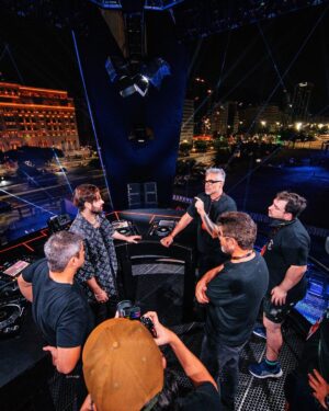 Alok Instagram - Você está convidado para o maior show da minha vida, e talvez da sua também. É amanhã.

You’re invited to the biggest show of my life, and probably of yours too. Tomorrow, 8PM, Copacabana - Rio de Janeiro.

Das 20h às 22h. Transmissão ao vivo @globoplay @multishow e melhores momentos na @tvglobo após o Jungle Fight.

(+ Informações sobre transporte público e segurança nos posts anteriores)

Fotos: @filipemiranda 
Vídeo: @darlidonizete 
Reportagem: @tvglobo