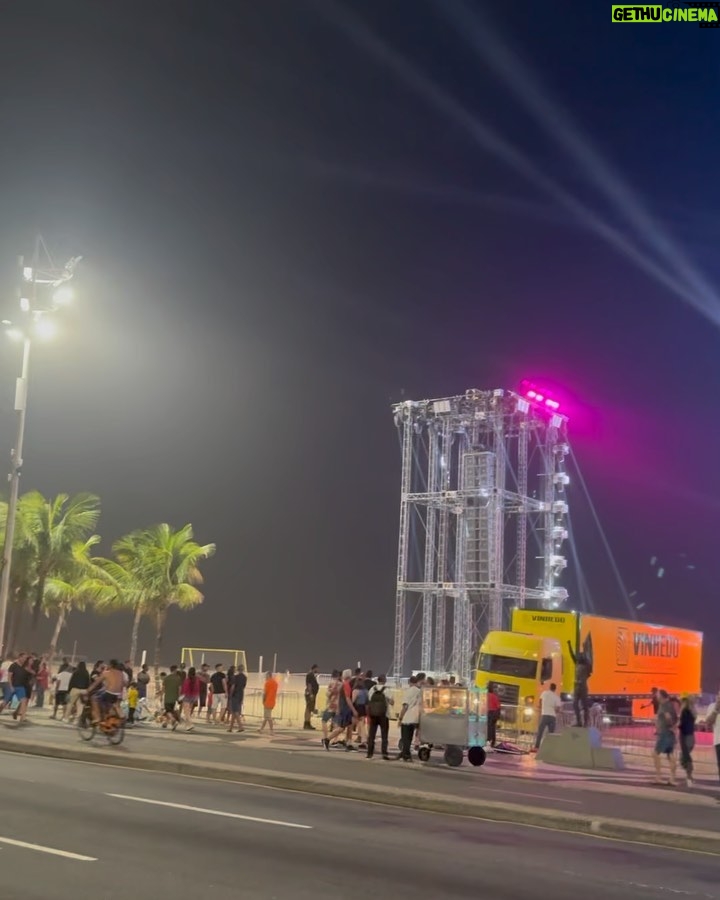 Alok Instagram - Deslize a tela para + infos 👉🏼 With over 900 police officers on the streets, Alok's "Show of the Century" will have a strong security setup with 20 watchtowers and 16 checkpoint areas for bag checks with metal detectors spread across Copacabana. There will be: 900 police officers; 20 observation towers; 43 vehicles; 4 tents and 5 all-terrain vehicles on the sand strip; Special group performances, such as BPChoque, BPTur, actions with dogs, and mounted police; 7 fixed cabins; Aerial Mobile Group (GAM) action in monitoring with drones. Idealizado e produzido por SRCOM, o “Show do Século” (em comemoração aos 100 anos do @belmondcopacabanapalace e aniversário do Alok) é apresentado pela @gwmbrasil e conta com o patrocínio de Ágora Investimentos, Vivo, Diamond Cars e Secretaria de Cultura e Economia Criativa do Estado do Rio de Janeiro, através da Lei Estadual de Incentivo à Cultura. Apoio institucional de Copacabana Palace A Belmond Hotel, RioTur, Prefeitura do Rio, TurisRio e Secretaria de Estado de Turismo do Rio de Janeiro. A 2W Ecobank é a parceira de sustentabilidade e as rádios oficiais do evento são Mix Rio FM e Rádio Globo 98,1 FM. O esquema de segurança será semelhante ao do réveillon do Rio de Janeiro. 26 de agosto, das 20 às 22 horas na praia de Copacabana. Transmissão ao vivo pelo @globoplay e @multishow, com melhores momentos na @tvglobo após Jungle Fight. Vídeos: @lucianoalma @eusilvialeticiamakeup @jose_bouzon.rio @jacksonbraga1 @danicr10 @f.ferreira__ @stefanoguidaperdigao Obs.: Apenas a primeira imagem em português é do Jornal Extra. A segunda imagem foi produzida com informações oficiais dos órgãos de segurança pública. Copacabana, Rio de Janeiro