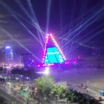 Alok Instagram - Deslize a tela para + infos 👉🏼 With over 900 police officers on the streets, Alok's "Show of the Century" will have a strong security setup with 20 watchtowers and 16 checkpoint areas for bag checks with metal detectors spread across Copacabana. There will be: 900 police officers; 20 observation towers; 43 vehicles; 4 tents and 5 all-terrain vehicles on the sand strip; Special group performances, such as BPChoque, BPTur, actions with dogs, and mounted police; 7 fixed cabins; Aerial Mobile Group (GAM) action in monitoring with drones. Idealizado e produzido por SRCOM, o “Show do Século” (em comemoração aos 100 anos do @belmondcopacabanapalace e aniversário do Alok) é apresentado pela @gwmbrasil e conta com o patrocínio de Ágora Investimentos, Vivo, Diamond Cars e Secretaria de Cultura e Economia Criativa do Estado do Rio de Janeiro, através da Lei Estadual de Incentivo à Cultura. Apoio institucional de Copacabana Palace A Belmond Hotel, RioTur, Prefeitura do Rio, TurisRio e Secretaria de Estado de Turismo do Rio de Janeiro. A 2W Ecobank é a parceira de sustentabilidade e as rádios oficiais do evento são Mix Rio FM e Rádio Globo 98,1 FM. O esquema de segurança será semelhante ao do réveillon do Rio de Janeiro. 26 de agosto, das 20 às 22 horas na praia de Copacabana. Transmissão ao vivo pelo @globoplay e @multishow, com melhores momentos na @tvglobo após Jungle Fight. Vídeos: @lucianoalma @eusilvialeticiamakeup @jose_bouzon.rio @jacksonbraga1 @danicr10 @f.ferreira__ @stefanoguidaperdigao Obs.: Apenas a primeira imagem em português é do Jornal Extra. A segunda imagem foi produzida com informações oficiais dos órgãos de segurança pública. Copacabana, Rio de Janeiro