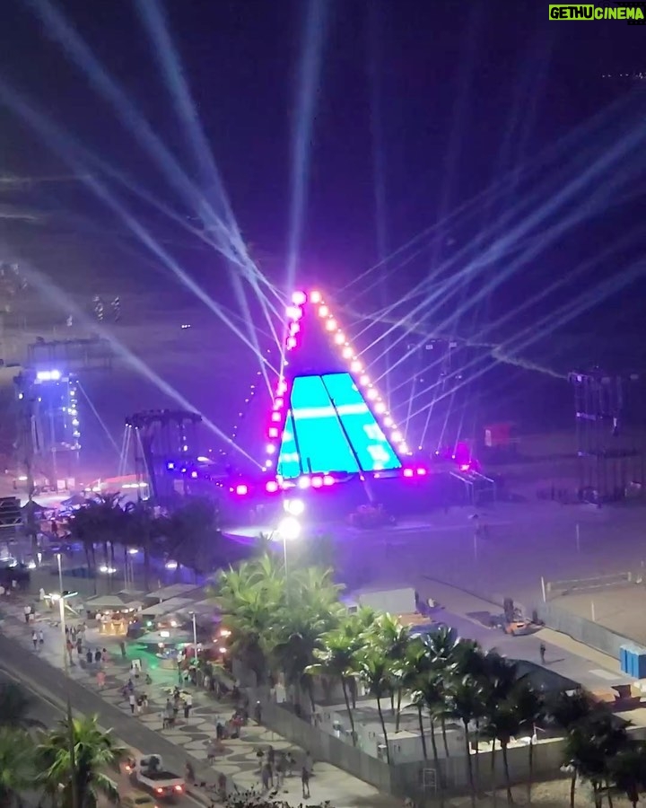 Alok Instagram - Deslize a tela para + infos 👉🏼 With over 900 police officers on the streets, Alok's "Show of the Century" will have a strong security setup with 20 watchtowers and 16 checkpoint areas for bag checks with metal detectors spread across Copacabana. There will be: 900 police officers; 20 observation towers; 43 vehicles; 4 tents and 5 all-terrain vehicles on the sand strip; Special group performances, such as BPChoque, BPTur, actions with dogs, and mounted police; 7 fixed cabins; Aerial Mobile Group (GAM) action in monitoring with drones. Idealizado e produzido por SRCOM, o “Show do Século” (em comemoração aos 100 anos do @belmondcopacabanapalace e aniversário do Alok) é apresentado pela @gwmbrasil e conta com o patrocínio de Ágora Investimentos, Vivo, Diamond Cars e Secretaria de Cultura e Economia Criativa do Estado do Rio de Janeiro, através da Lei Estadual de Incentivo à Cultura. Apoio institucional de Copacabana Palace A Belmond Hotel, RioTur, Prefeitura do Rio, TurisRio e Secretaria de Estado de Turismo do Rio de Janeiro. A 2W Ecobank é a parceira de sustentabilidade e as rádios oficiais do evento são Mix Rio FM e Rádio Globo 98,1 FM. O esquema de segurança será semelhante ao do réveillon do Rio de Janeiro. 26 de agosto, das 20 às 22 horas na praia de Copacabana. Transmissão ao vivo pelo @globoplay e @multishow, com melhores momentos na @tvglobo após Jungle Fight. Vídeos: @lucianoalma @eusilvialeticiamakeup @jose_bouzon.rio @jacksonbraga1 @danicr10 @f.ferreira__ @stefanoguidaperdigao Obs.: Apenas a primeira imagem em português é do Jornal Extra. A segunda imagem foi produzida com informações oficiais dos órgãos de segurança pública. Copacabana, Rio de Janeiro