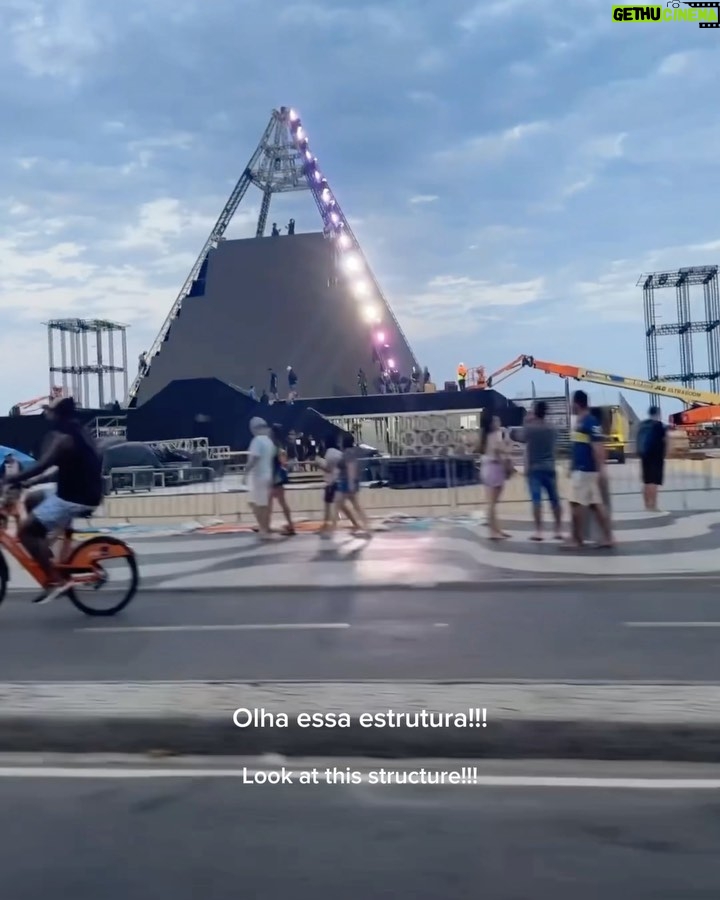 Alok Instagram - Almost there… ⏳ Next week! Aug 26th “OLHA ESSA ESTRUTURA! Vai ser o maior show de luzes!” 🤣🤣🫶🏼🫶🏼 Quase lá Rio de Janeiro! “O Show do Século”, dia 26 de agosto, das 20h às 22h! Evento gratuito com transmissão ao vivo pelo @multishow e @globoplay! Melhores momentos na @tvglobo após Jungle Fight! 📸: @cesiolima 🎥: @pridonato Idealizado e produzido por SRCOM, o “Show do Século” é apresentado pela GWM Brasil e conta com o patrocínio de Ágora Investimentos, Vivo, Diamond Cars e Secretaria de Cultura e Economia Criativa do Estado do Rio de Janeiro, através da Lei Estadual de Incentivo à Cultura. Apoio institucional de Copacabana Palace A Belmond Hotel, RioTur, Prefeitura do Rio, TurisRio e Secretaria de Estado de Turismo do Rio de Janeiro. A 2W Ecobank é a parceira de sustentabilidade e as rádios oficiais do evento são Mix Rio FM e Rádio Globo 98,1 FM. O esquema de segurança contará com a mesma estrutura do réveillon do Rio de Janeiro. Praia de Copacabana - Rio de Janeiro