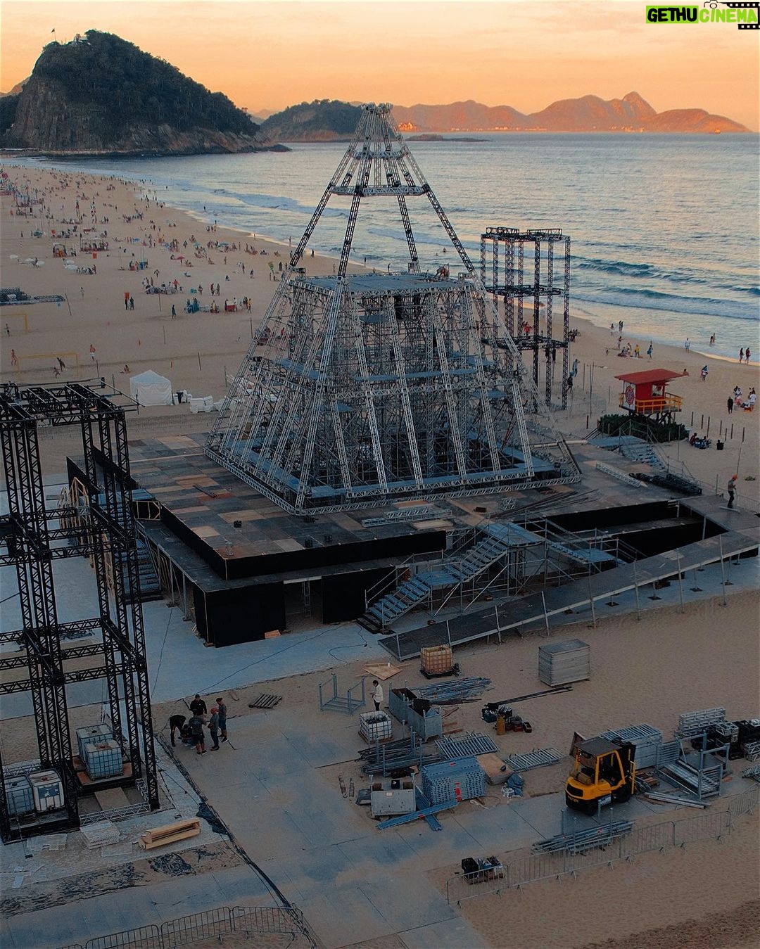 Alok Instagram - Loading… 26/08… Rio de Janeiro… The pyramid is rising. My biggest show ever is about to take place open to public in the sands of Copacabana with the celebrarion of the century of @belmondcopacabanapalace FALTAM 7 DIAS! Vamos celebrar juntos na praia de Copacabana no próximo Sábado. Início do show às 20h e término às 22h! Evento gratuito. ❕Transmissão ao vivo pelo Multishow e Globoplay, e melhores momentos na Globo (aberta) após o Jungle Fight! Idealizado e produzido pela SRCOM, o Show do Século é apresentado pela GWM Brasil e conta com o patrocínio de Ágora Investimentos, Diamond Cars e Secretaria de Cultura e Economia Criativa do Estado do Rio de Janeiro, através da Lei Estadual de Incentivo à Cultura. Apoio institucional de Copacabana Palace A Belmond Hotel, RioTur, Prefeitura do Rio, TurisRio e Secretaria de Estado de Turismo do Rio de Janeiro. A 2W Ecobank é a parceira de sustentabilidade e as rádios oficiais do evento são Mix Rio FM e Rádio Globo 98,1 FM. 📷 @victoraune Praia de Copacabana - Rio de Janeiro