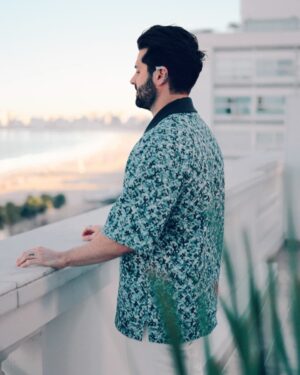 Alok Instagram - DIA 26 DE AGOSTO, GRATUITAMENTE, EM COPACABANA! 

Uma pirâmide gigante de quase 30 metros de altura e centenas de painéis de LED interagindo com lasers e luzes como você nunca viu! Ainda teremos um show de drones, uma bateria com 120 integrantes das 12 escolas de samba do grupo especial e um encerramento emocionante com a queima de fogos! Queria contar tudo, mas não posso. 😄 Espero vocês no dia 26 de agosto, às 20 horas no SHOW DO SÉCULO em Copacabana, no Rio de Janeiro! 
EVENTO GRATUITO. #100anosdocopa 

E quem não puder ir, poderá acompanhar ao vivo pelo @multishow e @globoplay! 

A massive pyramid nearly 30 meters tall and hundreds of LED panels interacting with lasers and lights like you've never seen before! We'll also have a drone show, samba, and a heartwarming finale with fireworks. I'd love to tell you all the details, but I can't. So, see you on August 26th at the SHOW OF THE CENTURY on Copacabana Beach, in Rio de Janeiro, Brazil.

📸: @alissondmphoto 
🎥: @jao.storch

Idealizado e produzido pela SRCOM, o Show do Século é apresentado pela GWM Brasil com o patrocínio de Ágora Investimentos, Diamond Cars e Vivo.
Apoio institucional de Copacabana Palace, A Belmond Hotel, RioTur, Prefeitura do Rio, TurisRio e Secretaria de Estado de Turismo do Rio de Janeiro.
A 2W Ecobank é a parceira de sustentabilidade e as rádios oficiais do evento são Mix Rio FM e Rádio Globo 98,1 FM.

Transmissão oficial: TV Globo, Multishow e Globoplay