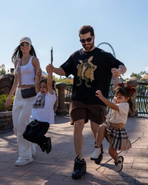 Alok Instagram - Holidays in family ♥️♥️♥️ 
@universaldestinationsbrasil