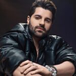 Alok Instagram - A música faz parte da minha vida desde que nasci, sendo transmitida pelos meus pais, que também são DJs e que me inspiram a cada dia. Eles foram a principal influência para que eu me lançasse neste mundo desde muito cedo, em busca de referências, de sonoridades e na construção do meu próprio estilo musical. A música tem o poder de despertar emoções e criar memórias, por isso me considero sortudo por fazer parte disso, por ser capaz de sentir aquela adrenalina toda vez que estou diante do público. E você, qual é a sua história? @theofficialpandora #publi #BeatsOfPandora #MyStoryxPandora #Pandora #PandoraBraceletEvent23