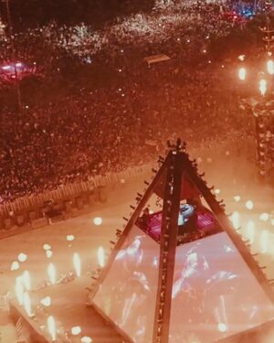 Alok Instagram - Epic moments in Rio de Janeiro 🔥 
Deslize para ver + sobre “O Show do Século” 👉🏼

Assista o show completo que está em #1 no @globoplay! Quem já assistiu?

E neste domingo, nos vemos no @thetownfestival direto do Palco Skyline!

Agradecimentos à todos que estiveram presente e também aos patrocinadores e parceiros que fizeram parte dessa noite:

@gwmbrasil @vivo @diamond_cars_rj @agorainvestimentos @esportesdasorte 

@agenciasrcom @belmondcopacabanapalace @sececrj @govrj @turismorj @prefeitura_rio @riotur.rio @2wecobank 

@tvglobo @globoplay @multishow @mixriofm @radio.globo @cervejablackprincess @tntenergydrink @johnniewalkerbrasil @diageobrasil @rabanne @louisvuitton 

Foto: @filipemiranda
Vídeo: @jao.storch
@darlidonizete 
@Igovisuals
@natalymotta