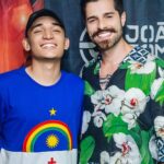 Alok Instagram – Seu coração é tão grande que me sinto pequeno ao seu lado. Sua humildade me inspira! Obrigado por ser esse cara tão incrível! Conta comigo para o que precisar irmão!  @joaogomescantor ❤️

1 – foto tirada esse ano na festa do Tomate 
2 – início de 2022: época que estava bem magro devido as crises de labirintite