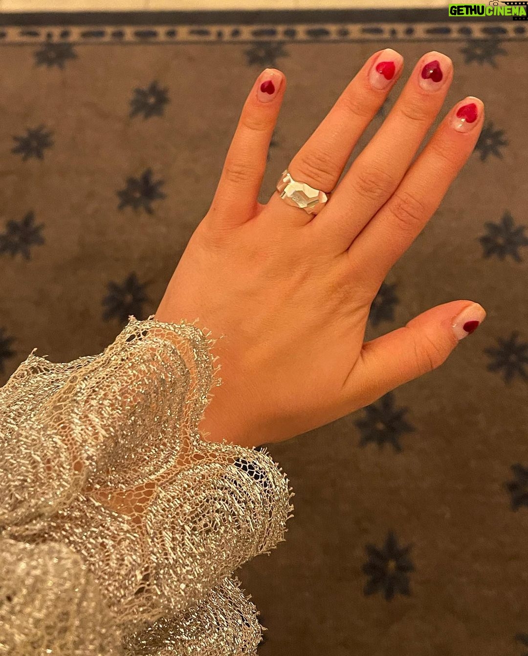 Alva Bratt - 6K Likes - @ellesverige ~~~> 🍸🪕🐚🐚 gala! @ateljefemman 🧡