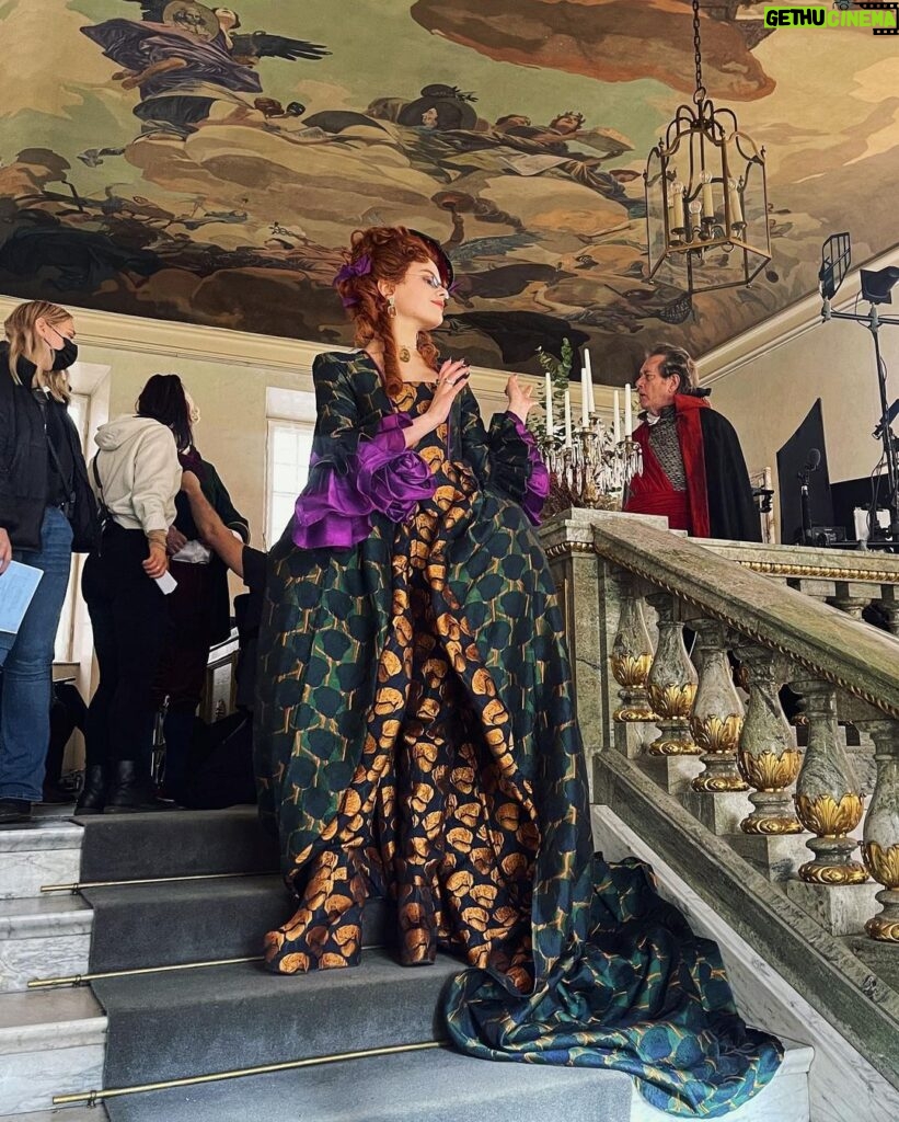 Alva Bratt Instagram - Hertiginnan 🎸🦚 Kronprinsen, halvvägs till final. Hurra för ett sånt ljuvligt gäng. Och tack för fina ord från er som tittar, blir så glad.