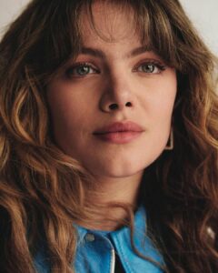 Alva Bratt Instagram - swedish ELLE August issue 🌘🌝☄️ tack @skooghelena för ett fint samtal ❤️‍🔥 fotat av @sinaostlund ❤️‍🔥 min @monttim stylade och kära @kajsasvanbergmakeup gjorde make, @byelvira på hår ♥️ @juliaknyp_elle art director. TACK @ellesverige så ärofyllt ♥️ ~~~