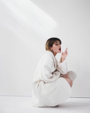 Alva Bratt Instagram - swedish ELLE August issue 🌘🌝☄️
tack @skooghelena för ett fint samtal
❤️‍🔥 fotat av @sinaostlund ❤️‍🔥
min @monttim stylade och kära @kajsasvanbergmakeup gjorde make, @byelvira på hår ♥️ @juliaknyp_elle art director. TACK @ellesverige så ärofyllt ♥️ ~~~