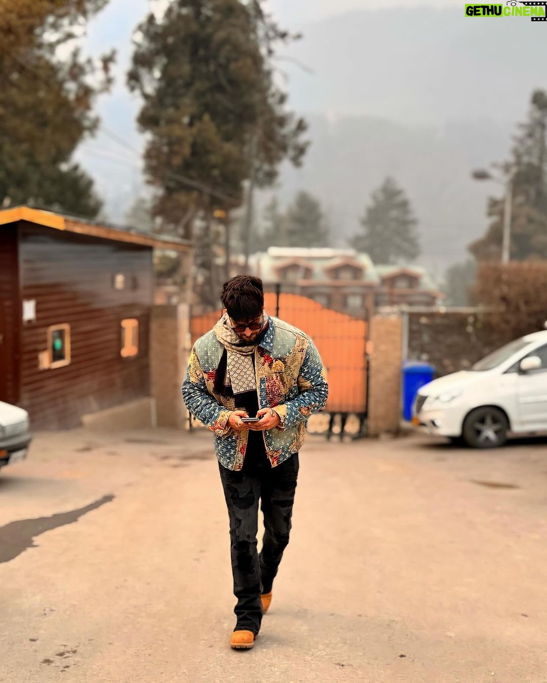 Aly Goni Instagram - Bye bye 2023 🫰🏼 #Alhamdulilah 🙏🏼 Kashmir