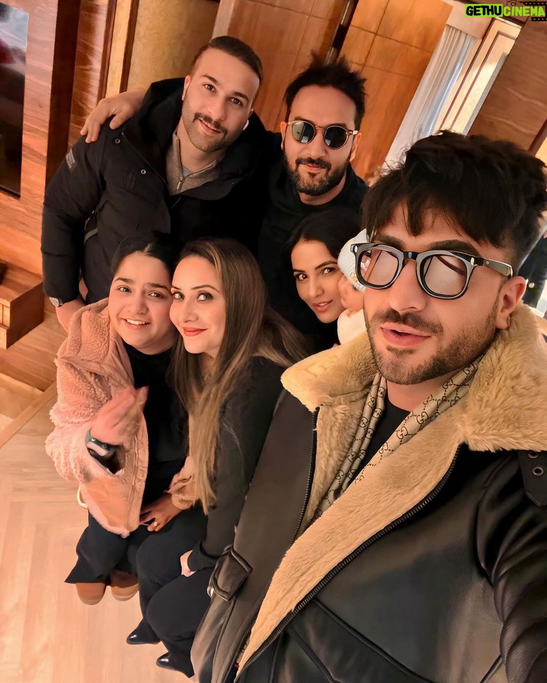 Aly Goni Instagram - Bye bye 2023 🫰🏼 #Alhamdulilah 🙏🏼 Kashmir
