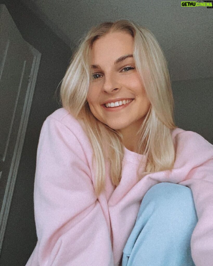 Alyssa Trask Instagram - Fun fact: I’m a sucker for cotton candy skies 🍬