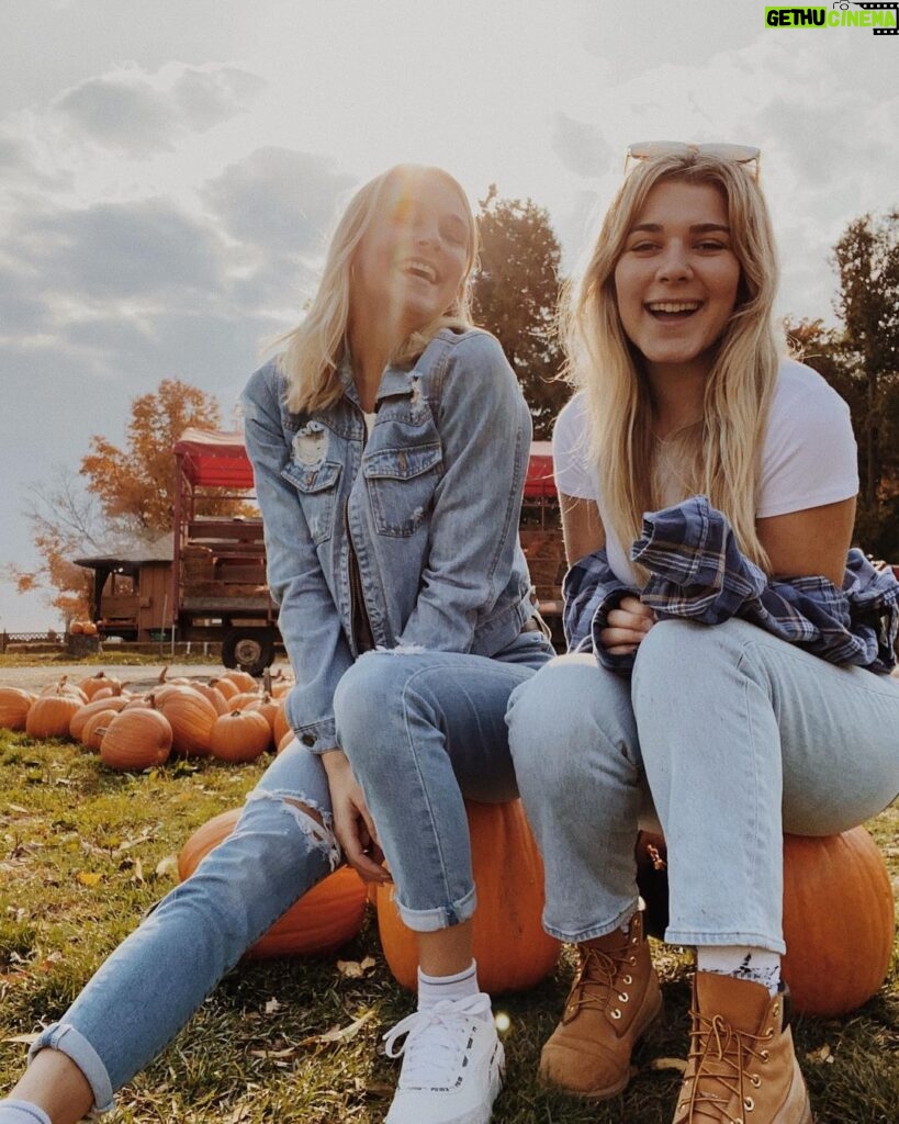 Alyssa Trask Instagram - Autumn skies and pumpkin pies🍂