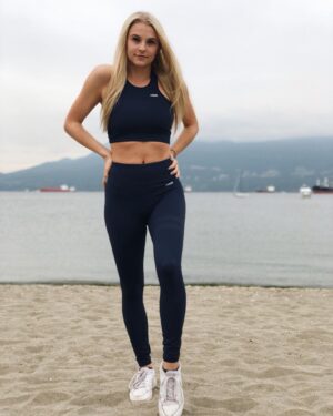 Alyssa Trask Instagram - How I feel wearing my @stronger apparel😁 Absolutely love this set!

Use my code “trask20” to get a 20% off discount when you shop online💙