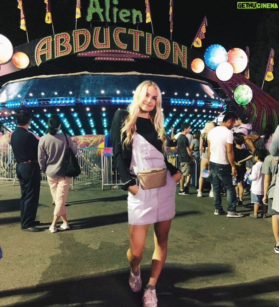 Alyssa Trask Instagram - Neon light, Candy floss kind of night🎡🖤