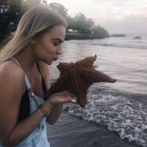 Alyssa Trask Instagram - Twinkle Twinkle little star(fish)🌟🌟
——————————————————————Check out @danielwellington for their Boxing Day deals to get a free strap with your purchase of select holiday bundles and use my promo code ALLYTRASK to get 15% off!
#danielwellington #boxingdayxdw #ad 
Link in bio💋