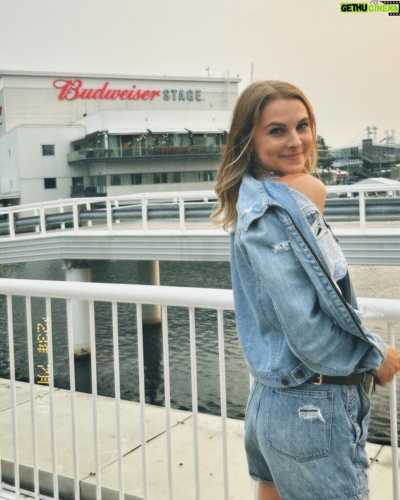 Alyssa Trask Instagram - 🤠Out here on the outskirts 🤠 Budweiser Stage