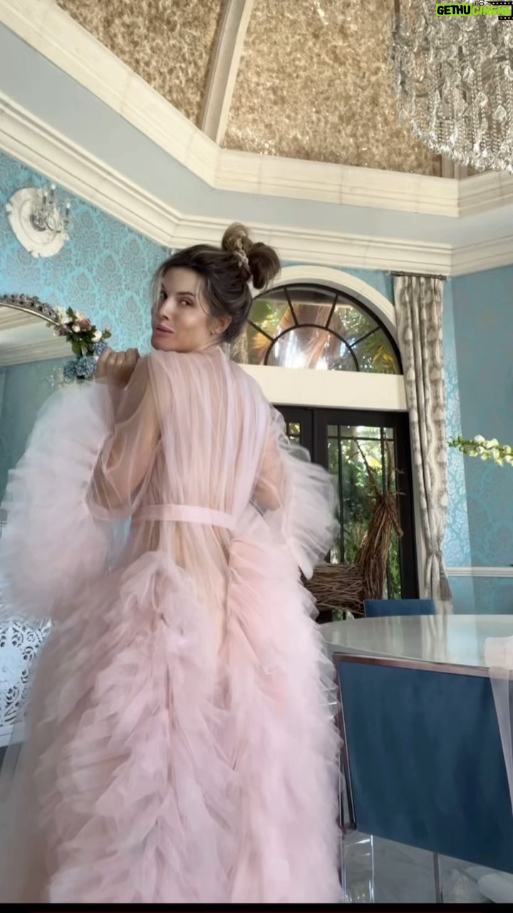 Amanda Cerny Instagram - A little two year hiatus I’ve been on whole designing and building my home is all 🪄✨🤯