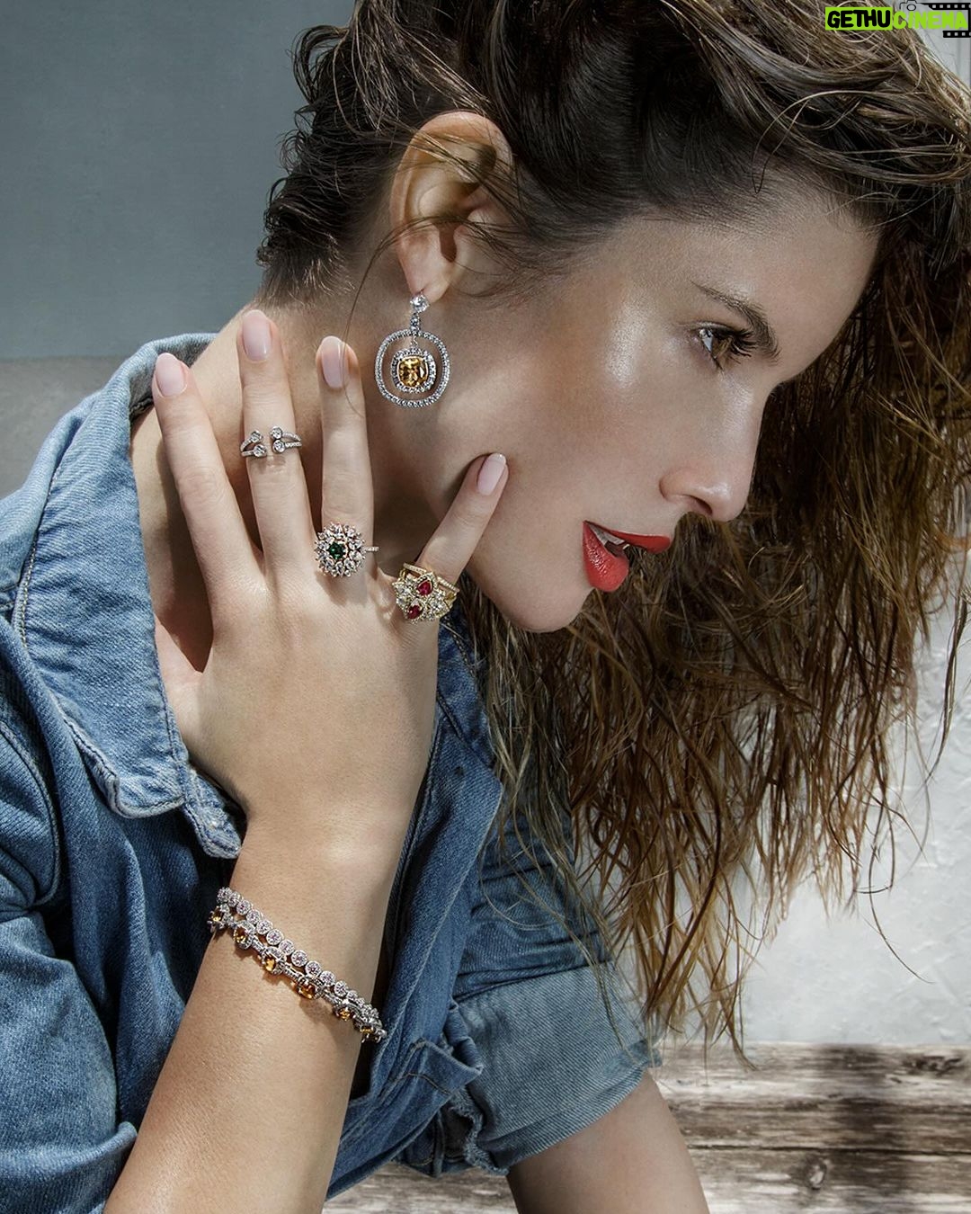 Amanda Cerny Instagram - Guess who’s been secretly doubling as a jewelry designer? 🕵️♀️💎Excited to unveil Amanda Cerny X GLAMIRA - where sophistication gets a splash of my playful flair! Just in time for Christmas 🎄 , because we all deserve to sparkle a bit extra this season. Perfect for gifting (or self-spoiling 😉 ). Dive into the dazzle baby! ⭐️ #GLAMIRA #ThisIsSoYou #AmandaCernyxGLAMIRA #ad