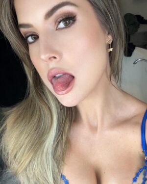 Amanda Cerny Instagram - Picking out my birthday suit for Sicily this weekend😜🍷🍷🍷🍷I hope to meet you! 🇮🇹Noi Non Potremo Avere Perfetta Vita Senza Amici🤌
