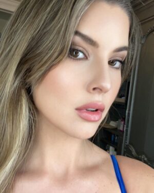 Amanda Cerny Instagram - Picking out my birthday suit for Sicily this weekend😜🍷🍷🍷🍷I hope to meet you! 🇮🇹Noi Non Potremo Avere Perfetta Vita Senza Amici🤌