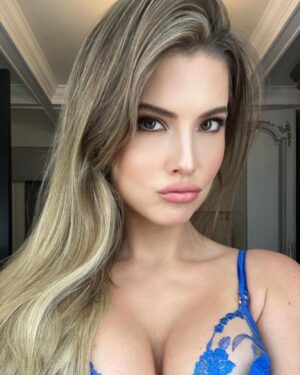 Amanda Cerny Instagram - Picking out my birthday suit for Sicily this weekend😜🍷🍷🍷🍷I hope to meet you! 🇮🇹Noi Non Potremo Avere Perfetta Vita Senza Amici🤌